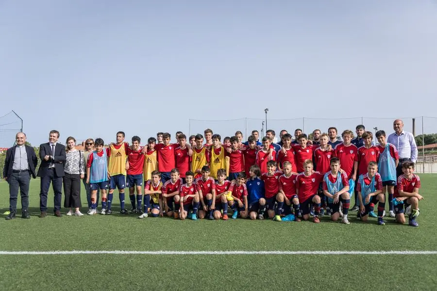 Gruppenfoto für ukrainische Babyfußballer (Foto Cagliari Calcio)