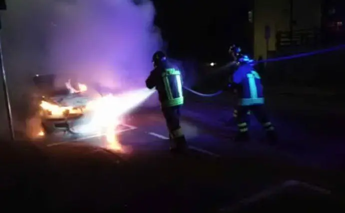 Una delle vettura in fiamme (Vigili del fuoco)