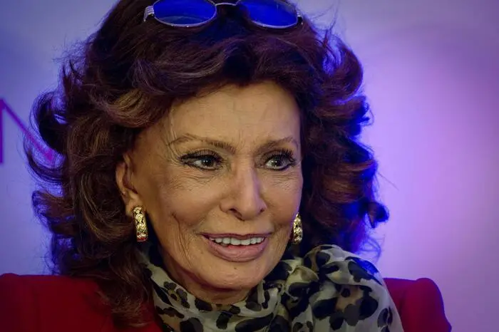 Sofia Loren a Napoli per la conferenza stampa dell'anteprima italiana de 'La voce umana' diretto dal figlio Eduardo Ponti, 27 maggio 2014. ANSA / CIRO FUSCO