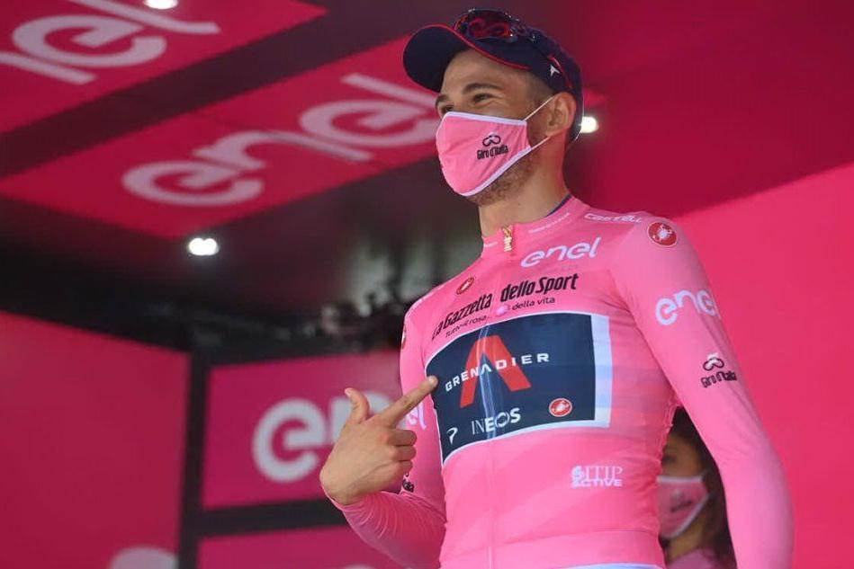 Filippo Ganna in maglia rosa dopo la prima tappa del Giro (foto Twitter)