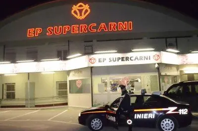 I carabinieri davanti all'ingrosso Ep Supercarni - foto S. Anedda Endrich