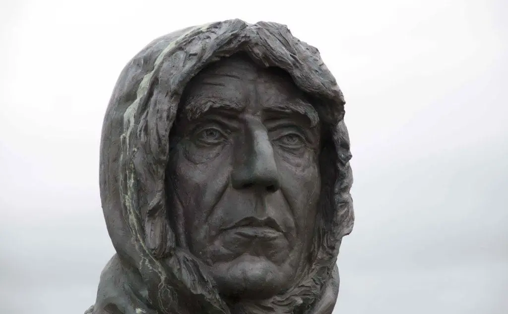 Una scultura dedicata all'esploratore norvegese al Polo Sud