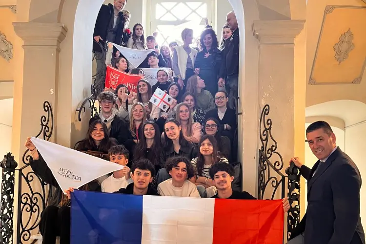 Il sindaco Mulas con gli studenti (foto Pala)