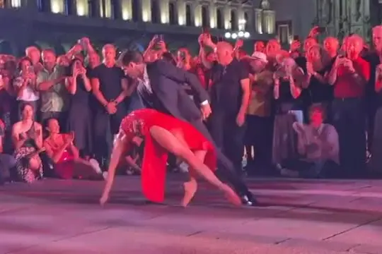 Milano OnDance, l'omaggio al tango di Roberto Bolle in piazza Duomo