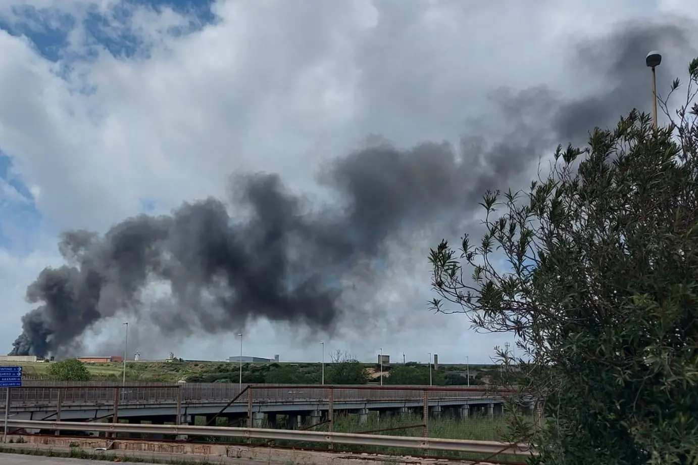 L'incendio nella zona industriale di Porto Torres (foto Pala)