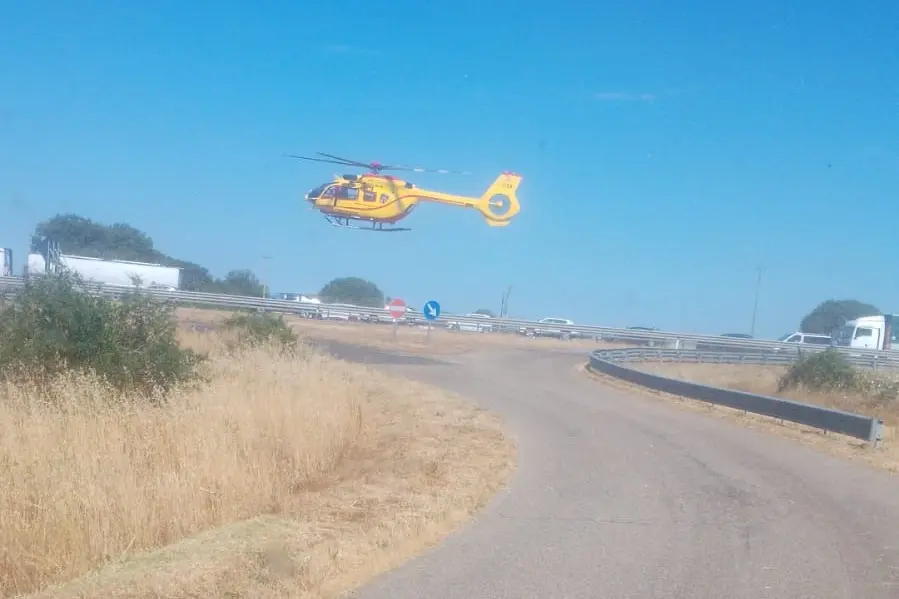 L'arrivo dell'elisoccorso dopo l'incidente sulla statale 131 a Macomer