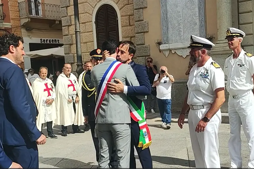 L'abbraccio con bacio del sindaco di La Maddalena Fabio Lai e il vice sindaco di Ajaccio, Alex Farina (foto Ronchi)