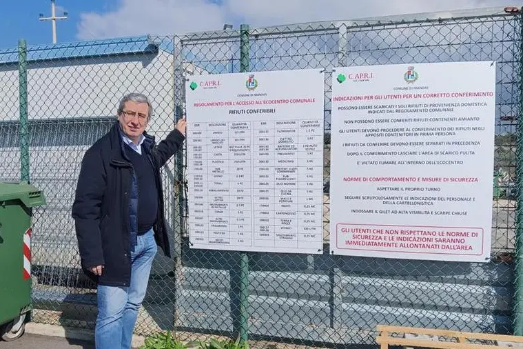 Il sindaco Umberto Oppus davanti all'ecocentro (foto Sirigu)