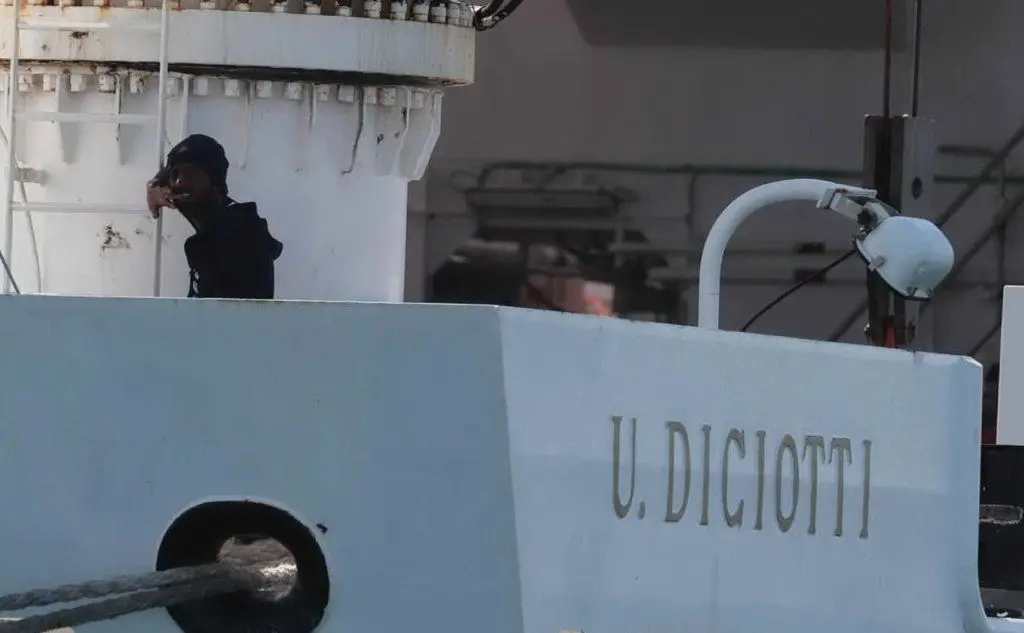 Un migrante sulla nave Diciotti (Ansa)