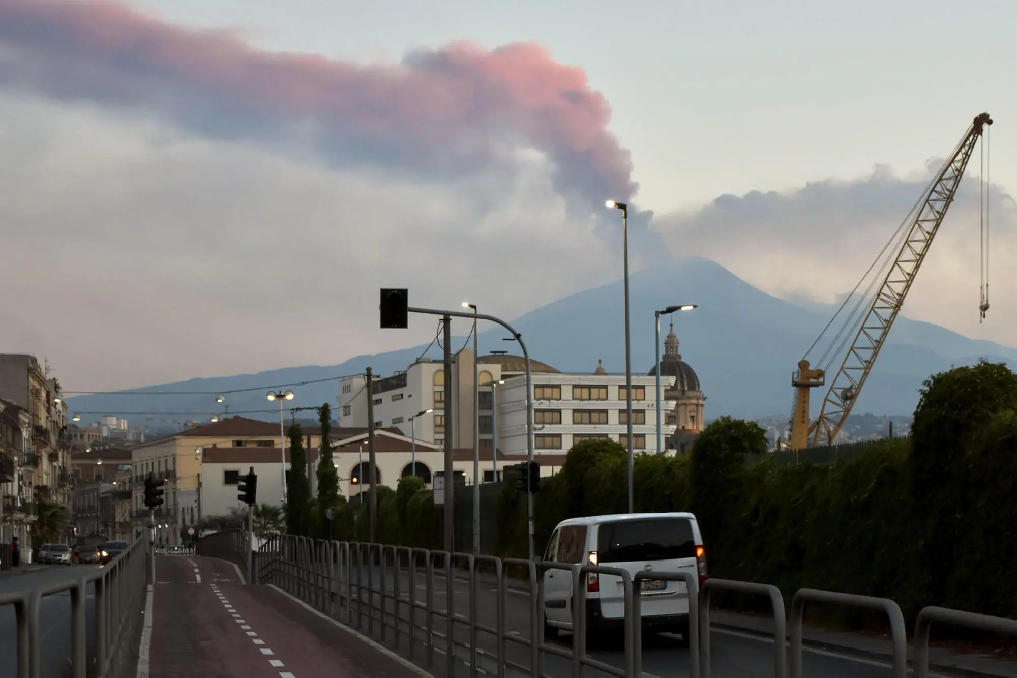L'Etna in eruzione (foto Ansa)