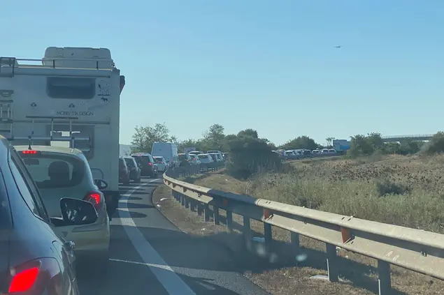 La lunga coda di auto sulla 195 (L'Unione Sarda)