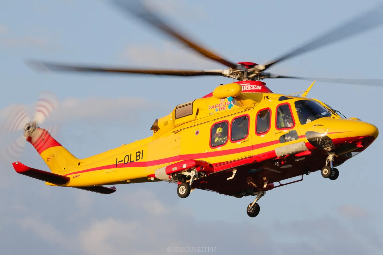 L'elicottero dell'Areus, Echo Lima 1, in volo (foto concessa)
