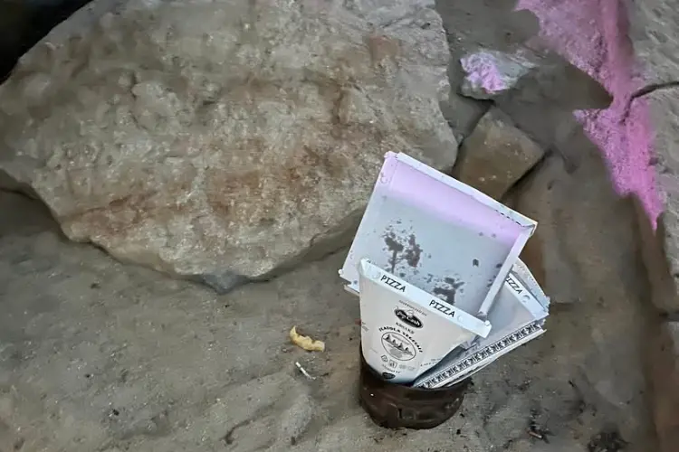 I rifiuti sulla sabbia alle Acque Dolci-Porto Torres (foto Pala)
