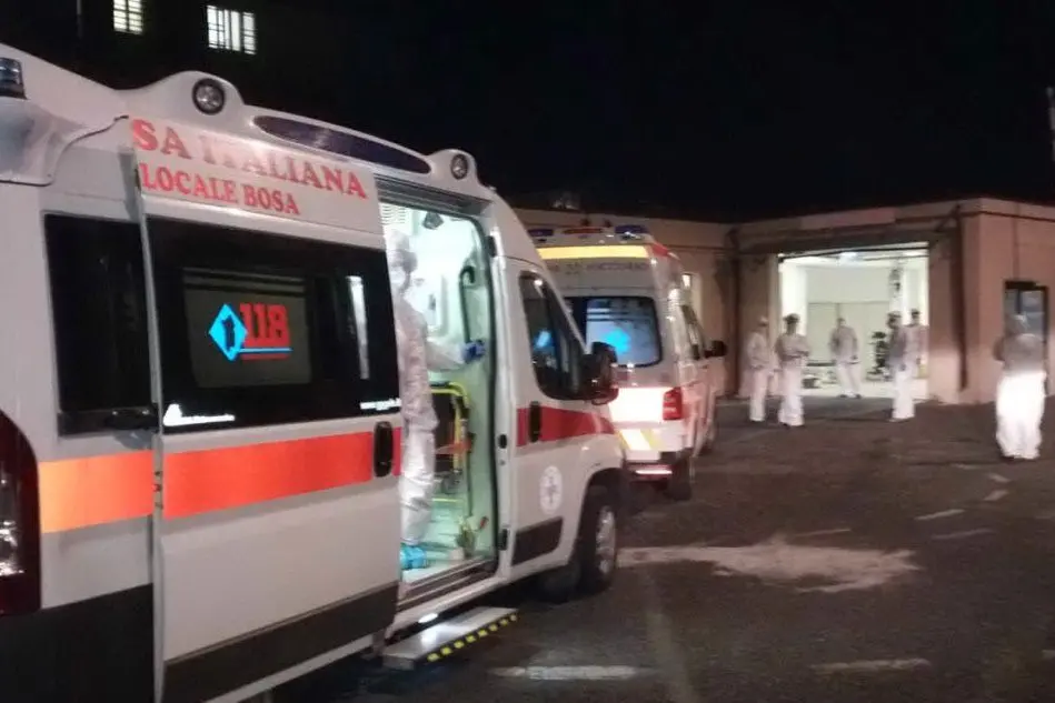 Ambulanze in fila al Pronto soccorso di Nuoro (archivio L'Unione Sarda)