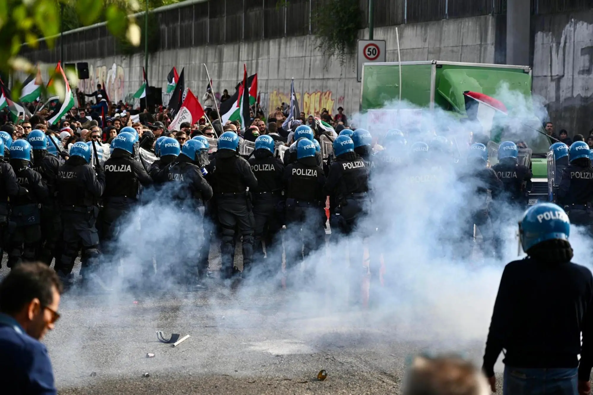 Manifestanti e agenti di polizia durante il corteo pro Palestina diretto all'aeroporto Sandro Pertini di Caselle, Torino, 27 settembre 2025. ANSA/TINO ROMANO