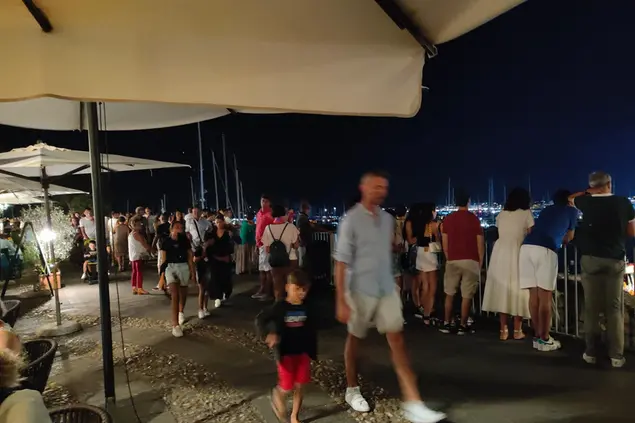 Attesa per i fuochi ad Alghero (foto Fiori)