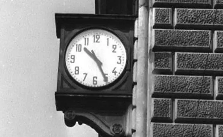 L'orologio fermo all'ora dell'esplosione a Bologna (foto da Google)