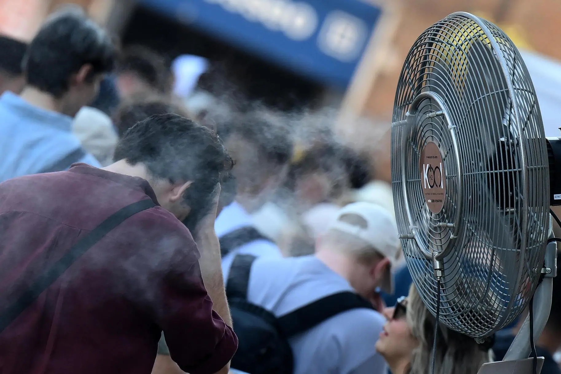 People cool off amidst water misters installed near the Colosseum during high temperatures in Rome, Italy, 10 July 2026. ANSA/ETTORE FERRARI (Colosseo, caldo, ombrello, ventaglio)