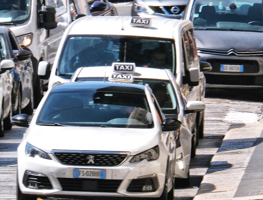 Taxi e Ncc, via libera a cinque licenze