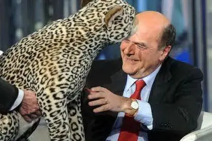 Bruno Vespa consegna un giaguaro di peluche a Pierluigi Bersani