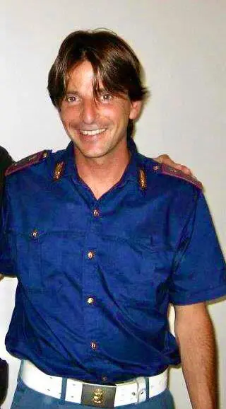 Carlo Usai con la divisa della Polizia di Stato (foto concessa dalla famiglia Usai)