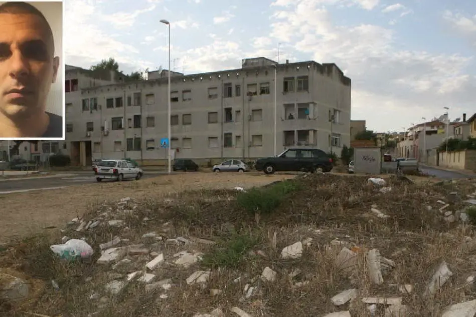Le palazzine di via Sanna (foto archivio Unione Sarda) e, nel riquadro, l'uomo arrestato (foto polizia)