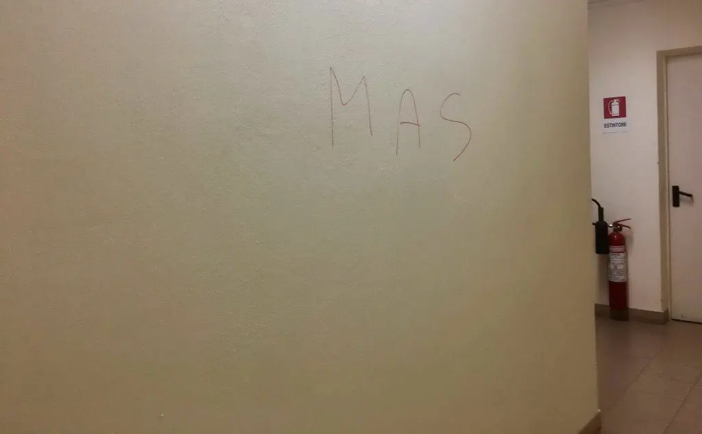 La scritta sul muro del sottopiano del Centro direzionale