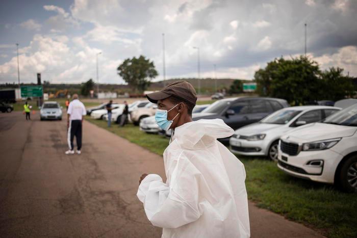 Sudafrica supera il picco di Omicron: “Aumento marginale del numero di morti e poche ospedalizzazioni”