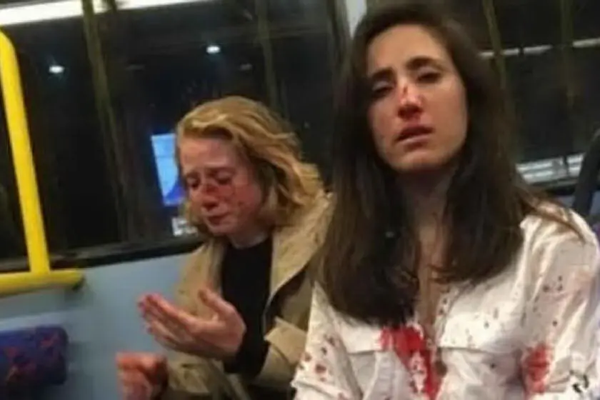 Le due ragazze picchiate (foto Facebook)