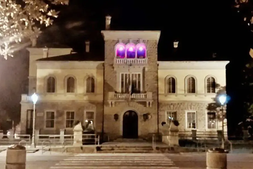 Il balcone del municipio illuminato di rosa