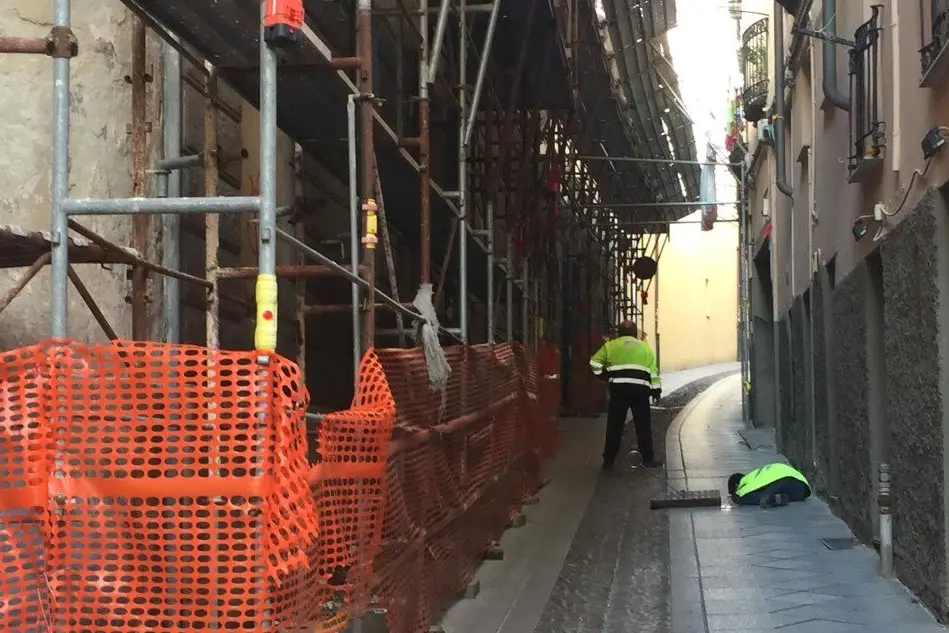 Operai al lavoro in via Lamarmora