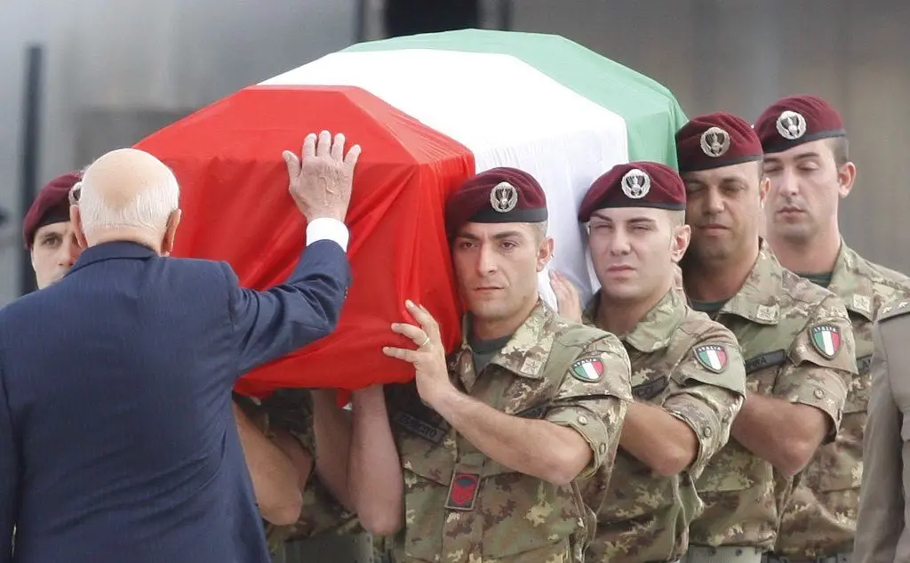 Giorgio Napolitano rende omaggio a una delle salme (Archivio L'Unione Sarda)