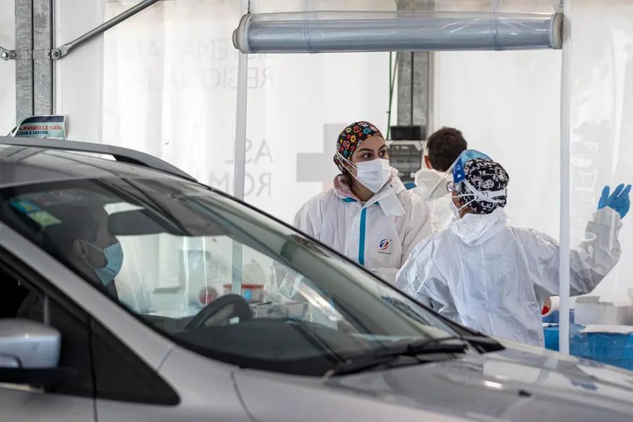 Operatori sanitari effetuano tamponi ad automobilsti in coda al drive a Tori di Quinto, Roma 31 dicembre 2021. ANSA/MASSIMO PERCOSSI