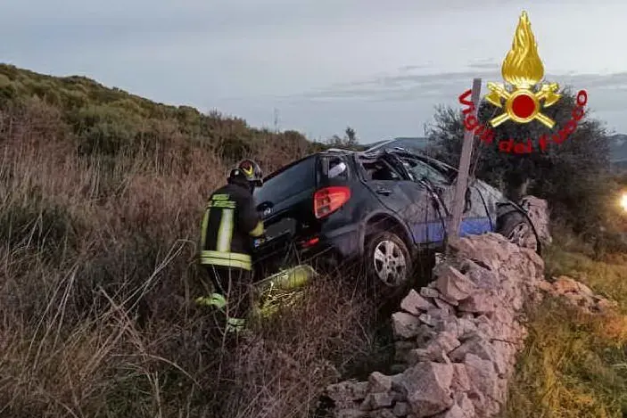 L'auto fuori strada (foto Pala)