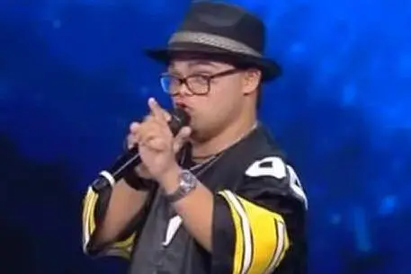 Marco Baruffaldi durante l'esibizione da Maria De Filippi (frame da video)