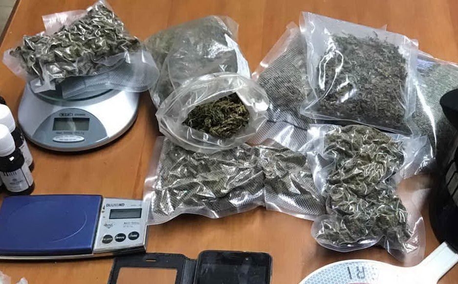 Le buste di marijuana (foto carabinieri)