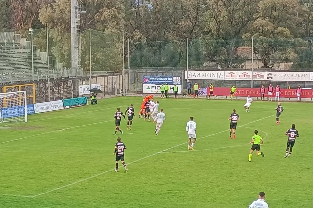 Un'azione dell'Olbia nel match col Rimini (foto Ilenia Giagnoni)