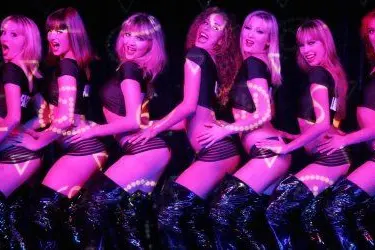 Spogliarelliste durante uno show  - LEGGI L'ARTICOLO COMPLETO SU L'UNIONE SARDA