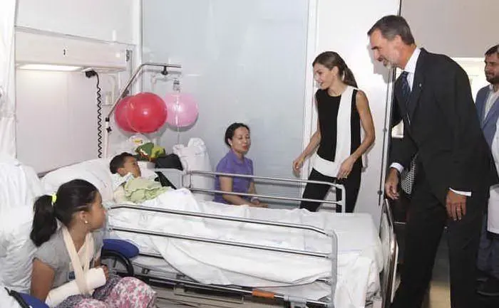 Il Re e la Regine visitano i feriti