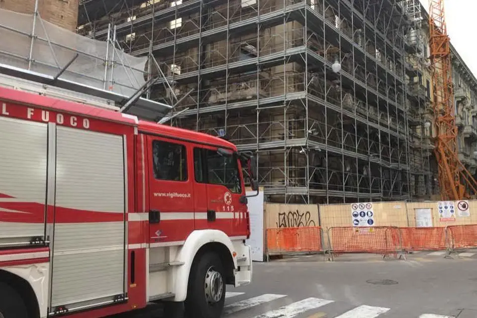 I Vigili del fuoco sul posto (foto Matteo Vercelli)