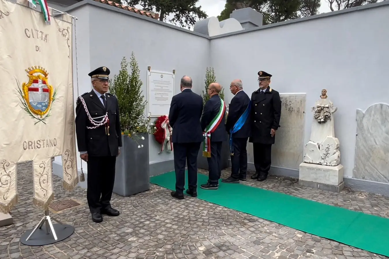 Il sindaco Sanna, l'amministratore della Provincia Torrente e il Prefetto Angieri alla cerimonia del 2 novembre (foto Guarna)