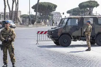 Militari a Roma (Ansa)