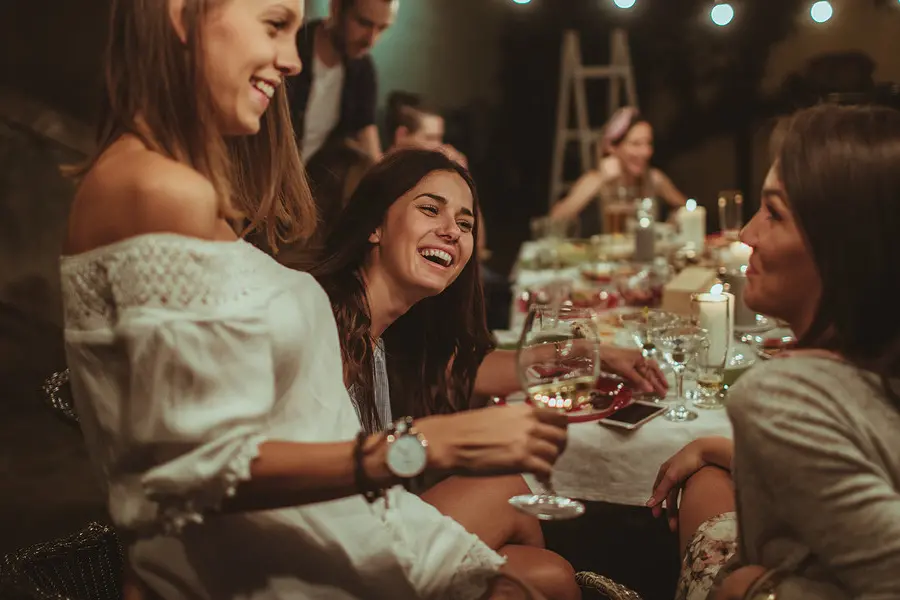 Ragazze che brindano in un ristorante (foto Ansa)