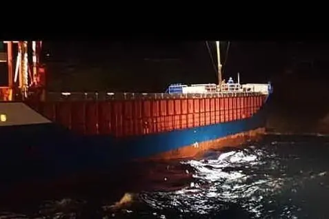 Il cargo incagliato (Foto SNSM Bonifacio)