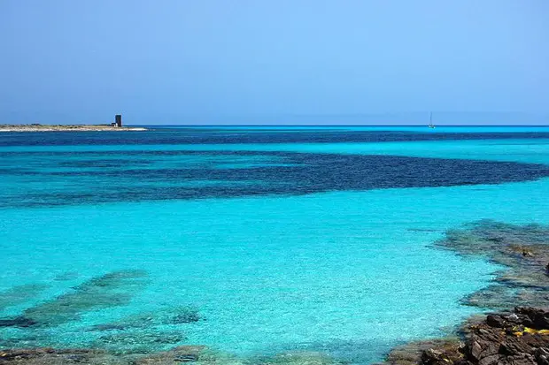 Il mare sardo (foto Ansa)