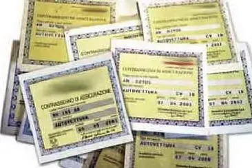 Tagliandi di assicurazione per le auto