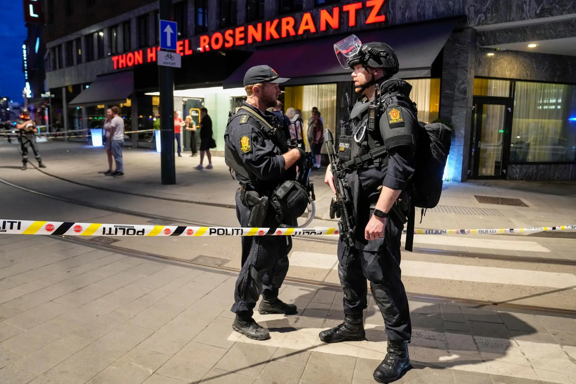 Poliziotti fuori dal London pub, in centro a Oslo (Ansa - Epa)