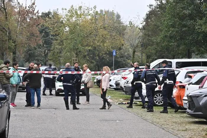 Le forze dell'ordine in via Grassin, alla periferia nord di Milano, sul luogo dove questa mattona una donna di 55 anni è stata colpita con una coltellata, 22 ottobre 2025 ANSA / Andrea Fasani