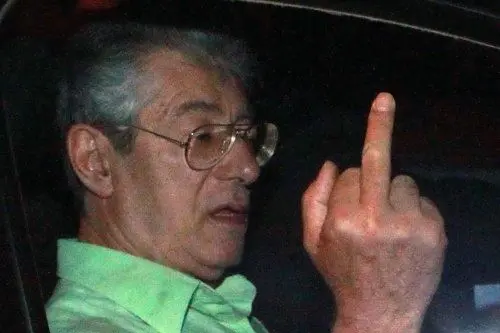 Bossi, dito medio ai fotografi