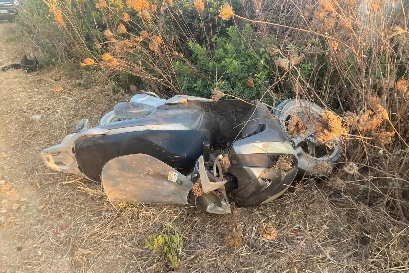 La moto dopo l'incidente (foto Pala)